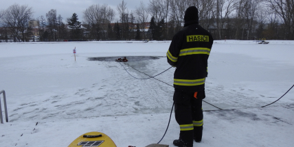 Video: Příbramští hasiči trénovali záchranu osob z ledu