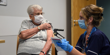 Příbram zřídila zelenou linku pro seniory, kteří chtějí poradit s očkováním proti covidu