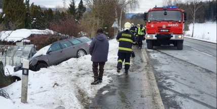 Při předjíždění u Brodu dostala smyk a sestřelila zaparkované auto v protisměru