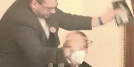 Poslanci se kvůli rouškám poprali ve Sněmovně.  Volný je magor, jeho chování nemá co dělat v kulturní společnosti, uvedl Jurečka