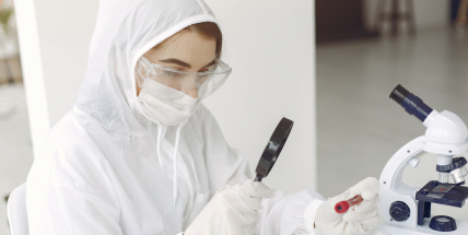 Počet zemřelých s covidem přesáhl v ČR 15.000, PES je na 73 bodech