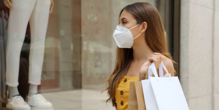 Vláda se zavedením povinných respirátorů čeká kvůli ceně