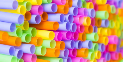 Brčka a plastové nádobí mají mít v Česku utrum. Vláda projedná návrh zákona o zákazu části plastových výrobků