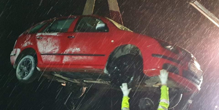 U Hájů skončilo auto na boku, řidička vyvázla bez zranění