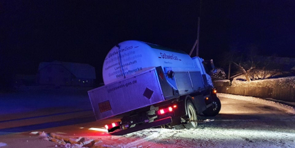 Silnici v Nepomuku zablokovala téměř převrácená cisterna, vezla 800 litrů plynu