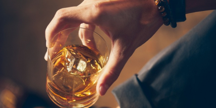 Více Čechů pije v době pandemie pravidelně nadměrně alkohol