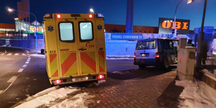 V Příbrami srazilo auto na přechodu dva chodce. Řidička ujela, ale nakonec se vrátila
