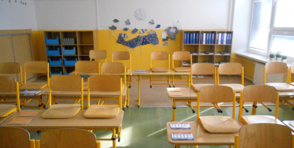 Příbramští učitelé předávali vysvědčení na internetu, ve školách i před školami