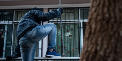 Z domu zloděj odcizil prací prášek i polštář