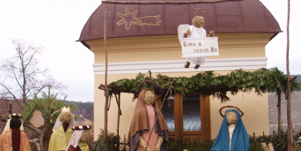 Do zítra jsou v Čenkově figury ze sena, symbolizují roční doby