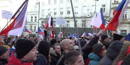 Na Václavském náměstí demonstrují stovky lidí proti omezením