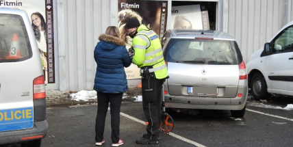 Řidička si spletla pedály a rozbila výlohu prodejny, škoda 60 tisíc