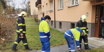 Únik plynu byl cítit v celém domě, obyvatelé přivolali hasiče