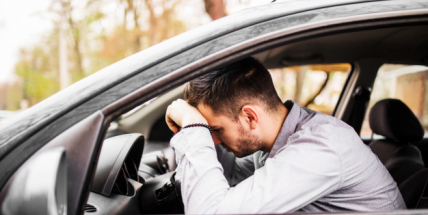 Řidič zaparkovaného auta měl smůlu, během jednoho dne mu ho dvakrát nabourali