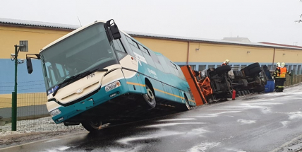 Na zledovatělé silnici havaroval v Příbrami autobus i sypač