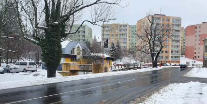 Žena v kalhotkách a mikině ohrožovala v Příbrami kolemjdoucí, nakonec oloupila dítě o telefon