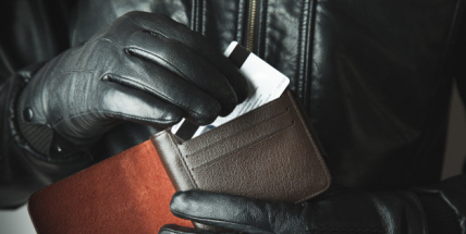 Zloděj ukradl platební kartu s PIN kódem, vybral 60 tisíc