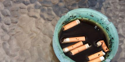 Opilec zasáhl muže popelníkem