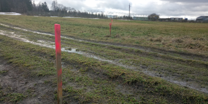 Reflexní kolíky v poli. Druhá část obchvatu Příbrami získává pomyslné obrysy