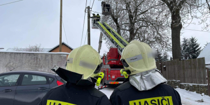 Při odřezávání větví se s lidmi zasekla plošina, na pomoc vyjeli příbramští hasiči