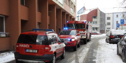 Dvě jednotky hasičů vyjížděly k požáru pračky ve výškové budově