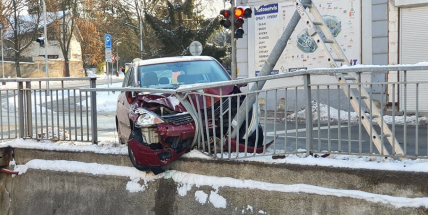 Řidič nissanu nezvládl řízení, zdemoloval lampu a oplocení v Březnické