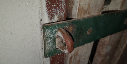 Zloději se zaměřili na sklepy. Odcizili stojan na vánoční stromek  i broskvové kompoty