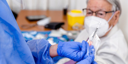 Od 1. března se mohou hlásit k očkování na covid lidé starší 70 let