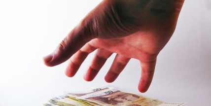 Opilec se snažil podplatit strážníky 5 tisíci