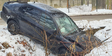 V Dobříši skončila škodovka v potoce, řidič vyvázl bez zranění