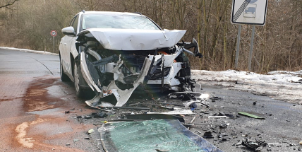 U Dobříše se čelně střetla dvě auta, jeden zraněný