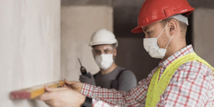 Respirátory v obchodech a autobusech asi nebudou stačit. Ve hře je jejich povinnost i v práci