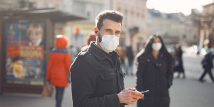 Část oborníků zpochybňuje účinnost zdvojení zdravotnických roušek