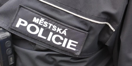 Příbramští strážníci zatím na nošení respirátorů spíše upozorňují