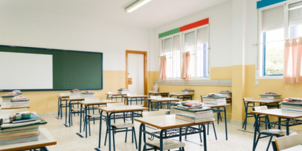 Vláda počítá s uzavřením škol, školek a dětských skupin