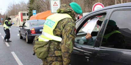 Dodržování restrikcí pohlídá 30.000 policistů, vojáků a celníků. Benevolentní budou jen krátce