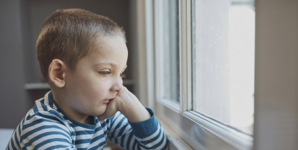 Nastal tvrdý lockdown. Lidé nesmějí opustit okres, zavřít musely školky a další obchody