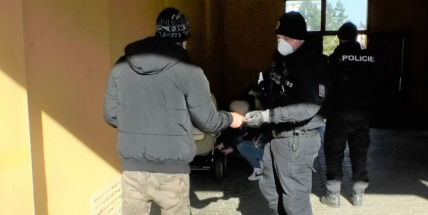 Policisté kontrolují opatření omezující volný pohyb mezi okresy i u cestujících z vlaků a autobusů