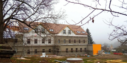 Sociální bydlení, komunitní centrum nebo dětské hřiště. Bývalé Moserovo sanatorium v Jincích ožívá