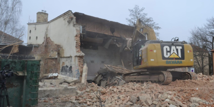 V Dobříši začala demolice bývalého kina, nahradí ho park