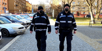 Městská policie kontroluje v Příbrami dodržování vládních nařízení. Nejvíc hříšníků je u koloniálu na Rynečku, říká strážník