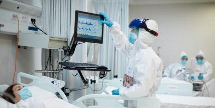 V úterý bylo skoro 14.000 nakažených, hospitalizovaných je 9000