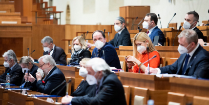 Příjemci sociálních dávek nebudou muset dokládat své příjmy
