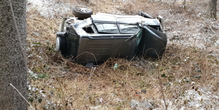 Na namrzlé silnici dostal smyk a převrátil auto na bok, dva zranění
