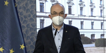 Pohyb zůstane omezen na okresy, sportující nebudou muset mít při rozestupech roušky