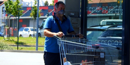 Před rokem lidé v ČR poprvé nesměli vycházet z domova bez roušky