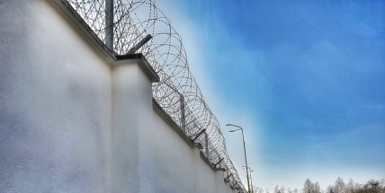 Fotogalerie: Příbramská věznice zvýšila ohradní zeď