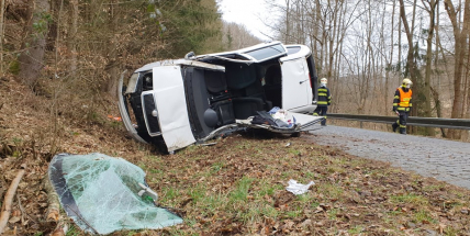 Po nehodě u Bohostic zůstala v autě zaklíněná žena, do nemocnice ji přepravil vrtulník