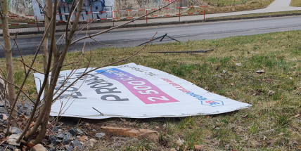 Hra na kočku a myš skončila. V noci někdo odřezal nelegální reklamní poutače