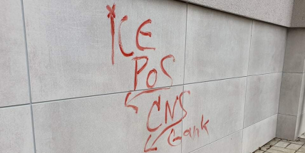 Na Junioru se vyřádil vandal. Poškodil fasádu a posprejoval dveře